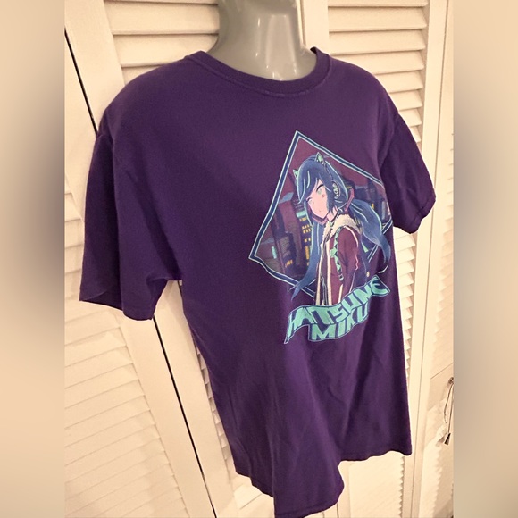 Hatsune Miku medium T-shirt - purple -good condition - Picture 2 of 4